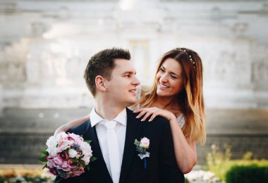 Gelin ve Damat Düğün pozlar Fatherlan sunağı önünde