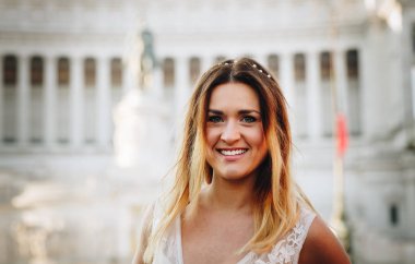 Güzel bir gülümseyen gelin açık portresi