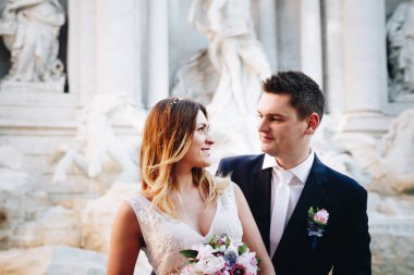 Gelin ve Damat Düğün pozlar Trevi Çeşmesi (Fontan önünde