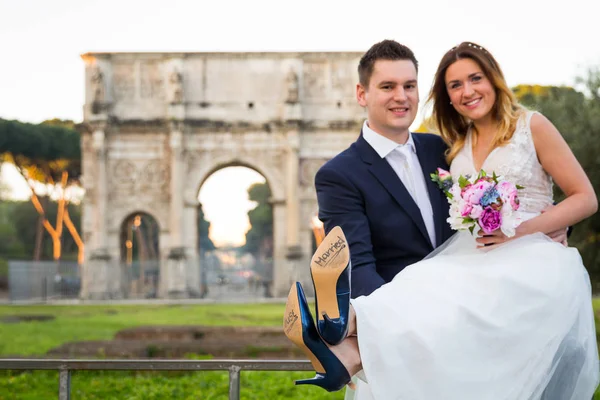 Novia y novio con 'Just Married' escrito en suela de zapato, Roma —  Fotos de Stock