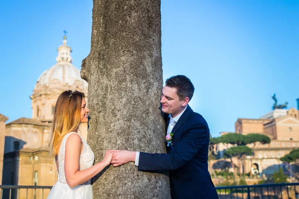 Novia y novio posan frente al Foro Romano, Roma, Ita —  Fotos de Stock