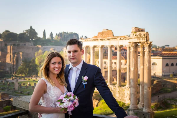 Novia y novio posan frente al Foro Romano, Roma, Ita —  Fotos de Stock