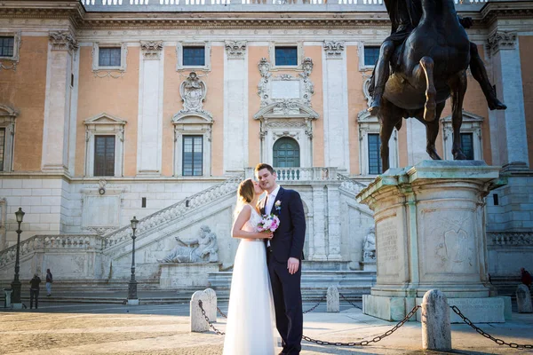 Novia y novio posan frente al Capitolio (Campidog — Foto de Stock