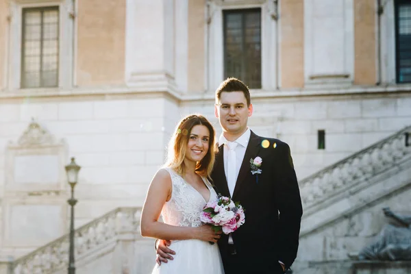 Bruid en bruidegom bruiloft poses voor Capitol Hill (Campidog — Stockfoto