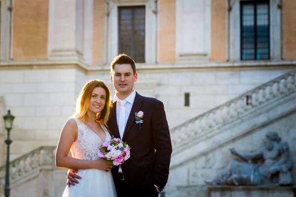 Novia y novio posan frente al Capitolio (Campidog —  Fotos de Stock