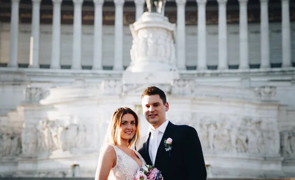 Novia y novio posan frente al altar del Padre —  Fotos de Stock