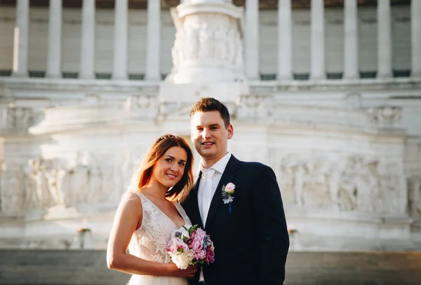 Menyasszony és a vőlegény esküvői vet előtt a Fatherlan-oltár — Stock Fotó