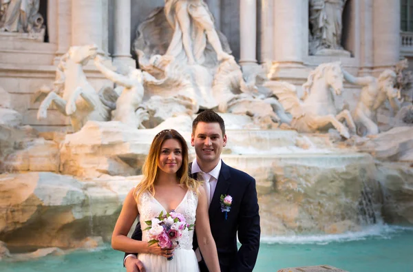 Novia y novio posan frente a la Fontana de Trevi (Fontan —  Fotos de Stock