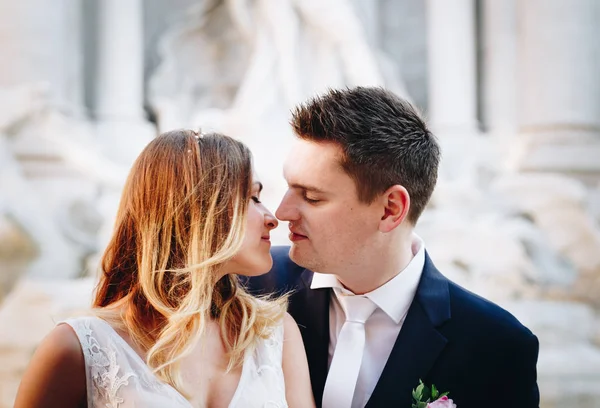 Sposa e sposo posa di fronte alla Fontana di Trevi (Fontan — Foto Stock
