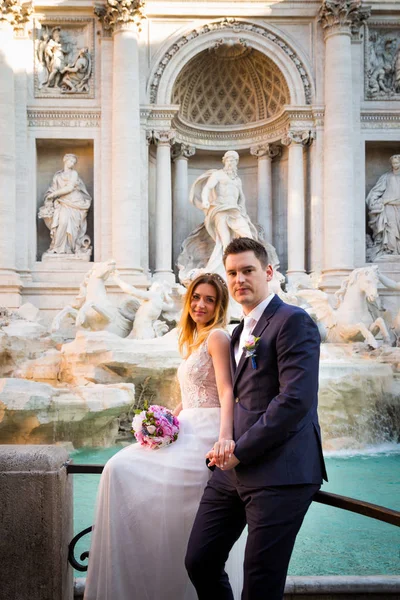 Novia y novio posan frente a la Fontana de Trevi (Fontan —  Fotos de Stock