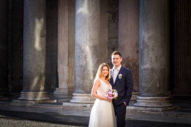 Gelin ve Damat Düğün pozlar önünde Pantheon, Rome, İtalya