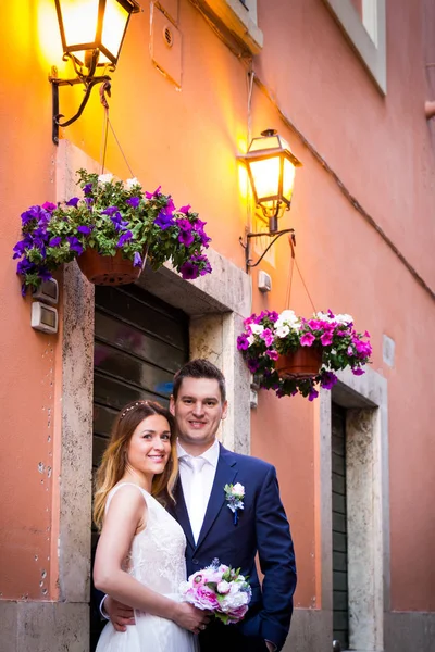 Bruden och brudgummen poserar på de gamla gatorna i Rom, Italien — Stockfoto