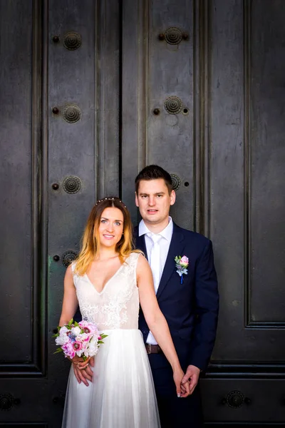 Bruid en bruidegom bruiloft houdingen tegenover het Pantheon, Rome, Italië — Stockfoto