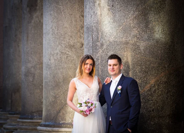 Novia y novio posan frente al Panteón, Roma, Italia —  Fotos de Stock