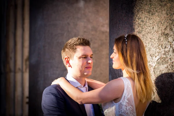 Bruden och brudgummen bröllop poser framför Pantheon, Rom, Italien — Stockfoto