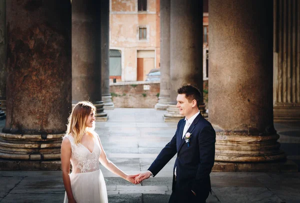 Novia y novio posan frente al Panteón, Roma, Italia —  Fotos de Stock