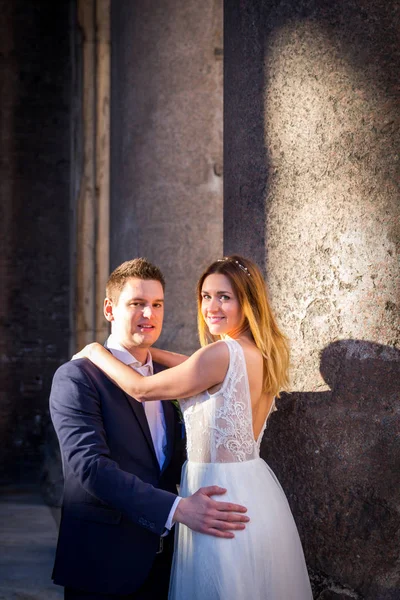 Novia y novio posan frente al Panteón, Roma, Italia —  Fotos de Stock