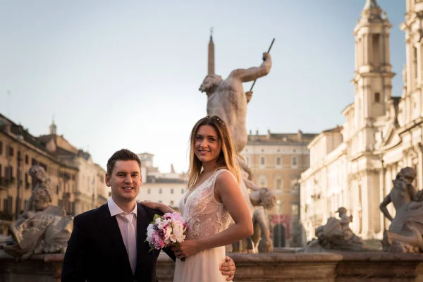 Novia y novio posan frente a Piazza Navona, Roma, I —  Fotos de Stock