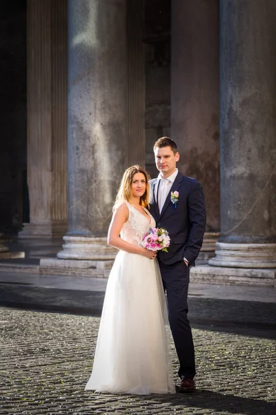 Novia y novio posan frente al Panteón, Roma, Italia —  Fotos de Stock