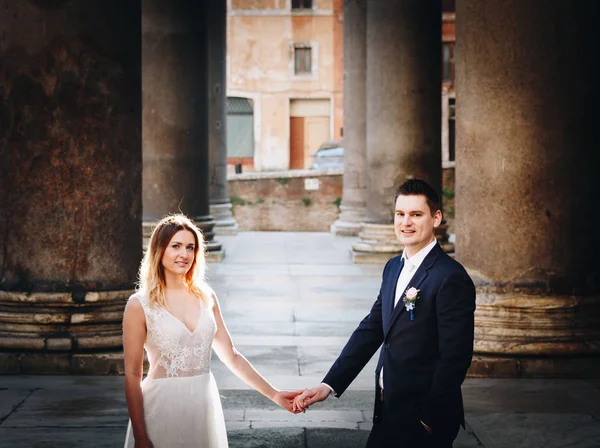 Novia y novio posan frente al Panteón, Roma, Italia —  Fotos de Stock
