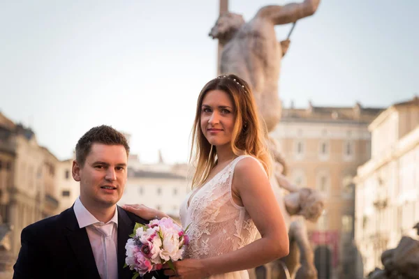 Novia y novio posan frente a Piazza Navona, Roma, I —  Fotos de Stock