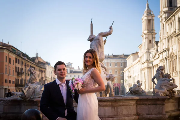 Novia y novio posan frente a Piazza Navona, Roma, I —  Fotos de Stock