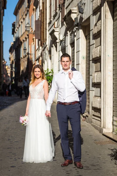 Joven hermosa novia y novio en el paseo de la boda a través de la —  Fotos de Stock