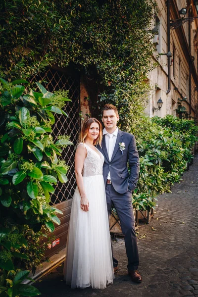 Portret van de bruid en bruidegom poseren in de straten van Rome, Italië — Stockfoto