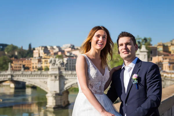 Retrato de los novios posando en las calles de Roma, Italia —  Fotos de Stock