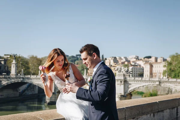Novia y novio de la boda posa con helado en el Vaticano en el b —  Fotos de Stock