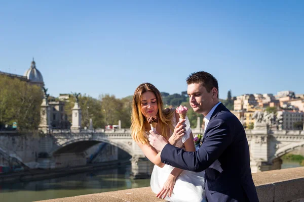 Novia y novio de la boda posa con helado en el Vaticano en el b —  Fotos de Stock