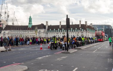 Londra, İngiltere - 1 Nisan, 2017. Bir dilekçe üzerinde yeni Londo arıyor