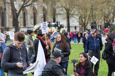 Londra, İngiltere - 1 Nisan, 2017. Gençler dış Parlia toplamak