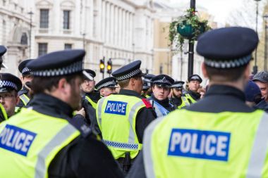 Londra, İngiltere - 1 Nisan, 2017. Polis sırayla pro tutmaya çalışıyorum