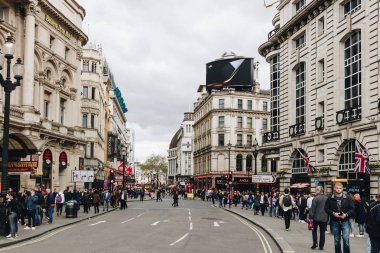 Londra, İngiltere - 1 Nisan, 2017: spri tarihinde Londra Picadilly Circus