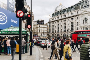 Londra, İngiltere - 1 Nisan, 2017: spri tarihinde Londra Picadilly Circus