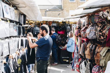 Londra, İngiltere - 2 Nisan, 2017: Camden Lock köprü bir f