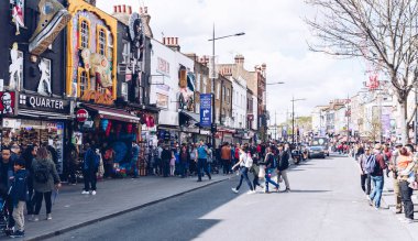 Londra, İngiltere - 2 Nisan, 2017: Camden Lock köprü bir f