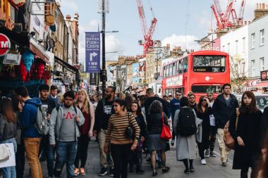 Londra, İngiltere - 2 Nisan, 2017: Camden Lock köprü bir f
