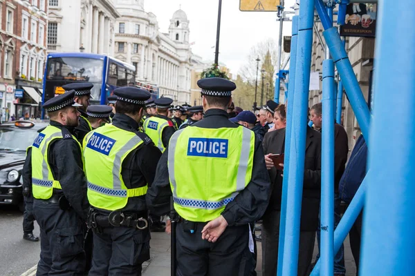 London, UK - 1st April, 2017. Police trying to keep in order pro — Stock Photo, Image