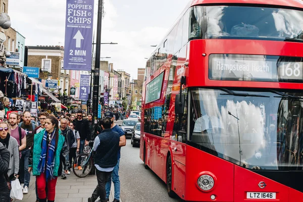 Londra, İngiltere - 2 Nisan, 2017: Camden Lock köprü bir f