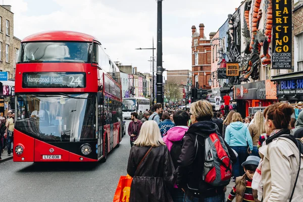 Londra, İngiltere - 2 Nisan, 2017: Camden Lock köprü bir f