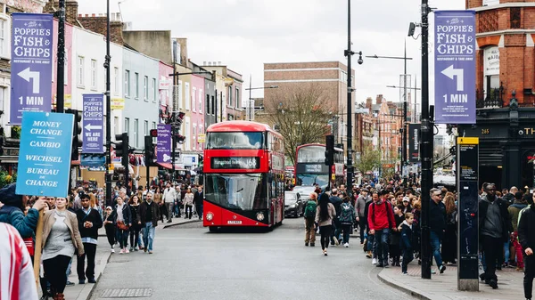 Londra, İngiltere - 2 Nisan, 2017: Camden Lock köprü bir f