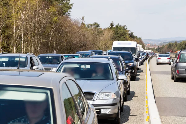 Atasco de tráfico en la carretera durante la hora punta — Foto de Stock