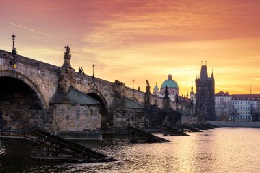Prague, Çek Cumhuriyeti. Charles Köprüsü heykelciği ve su ile