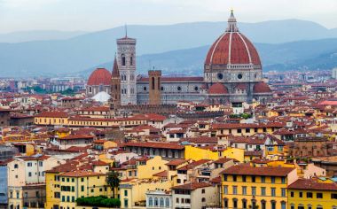 Floransa, İtalya. Floransa kubbe gün batımında sisli bir gökyüzü altında.