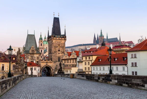 Prag, Karlsbron (Karluv Most) på morgonen, mest vara — Stockfoto