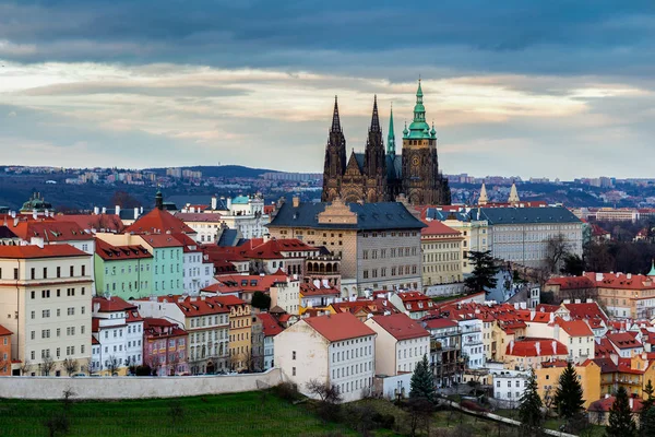 Vista de Praga e Praga castelo de Petrin colina ao pôr do sol com — Fotografia de Stock