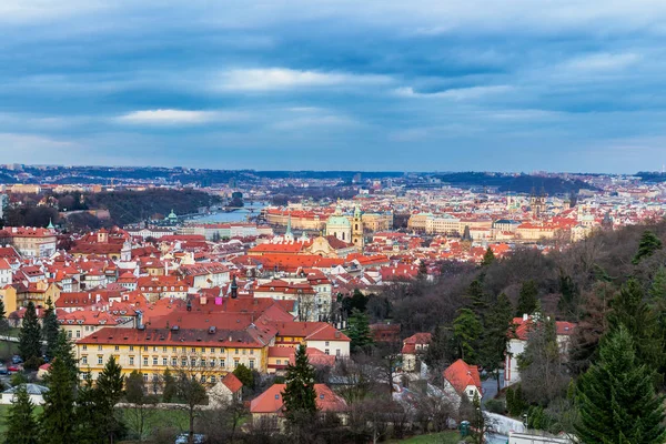 Panorama da cidade Praga. Telhados de azulejos vermelhos das casas em th — Fotografia de Stock