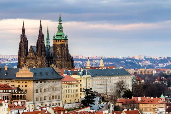 Frühling Prager Aussicht vom Prager Hügel mit Prager Burg, Vlta — Stockfoto